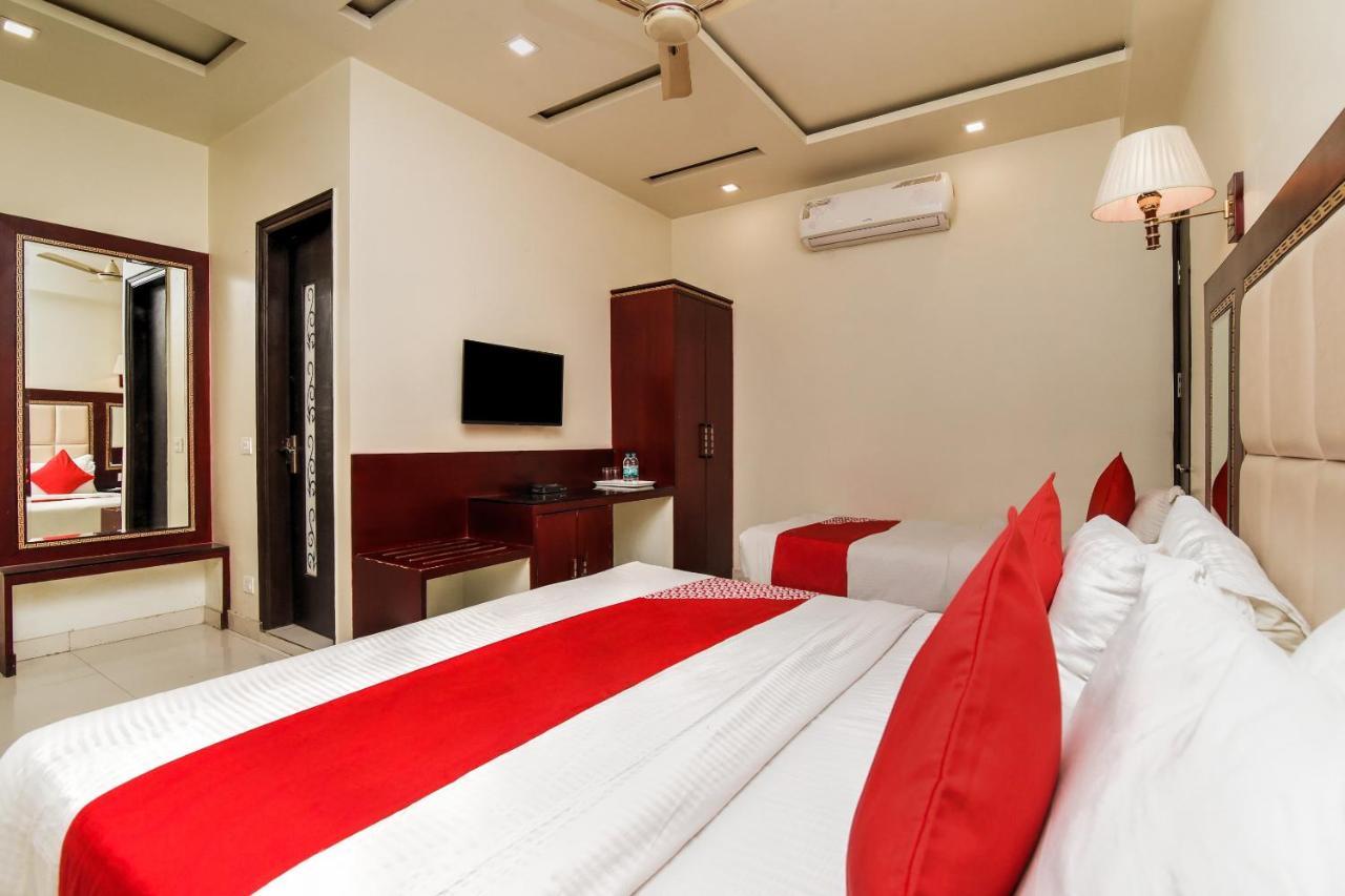 Collection O 76248 Hotel D Crown Nuova Delhi Esterno foto