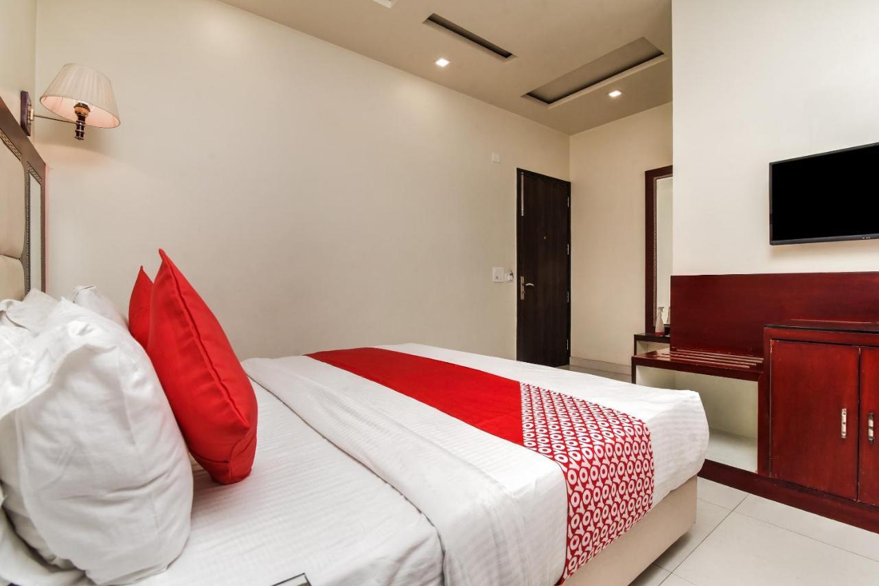 Collection O 76248 Hotel D Crown Nuova Delhi Esterno foto